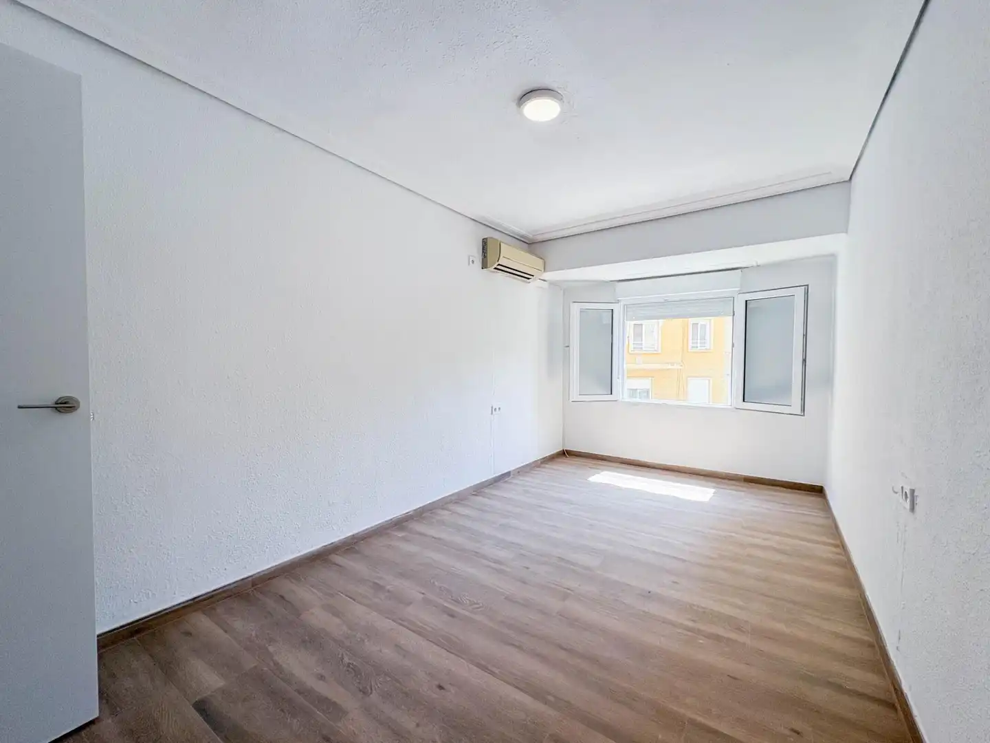 Bedroom of Flat for rent in Valencia