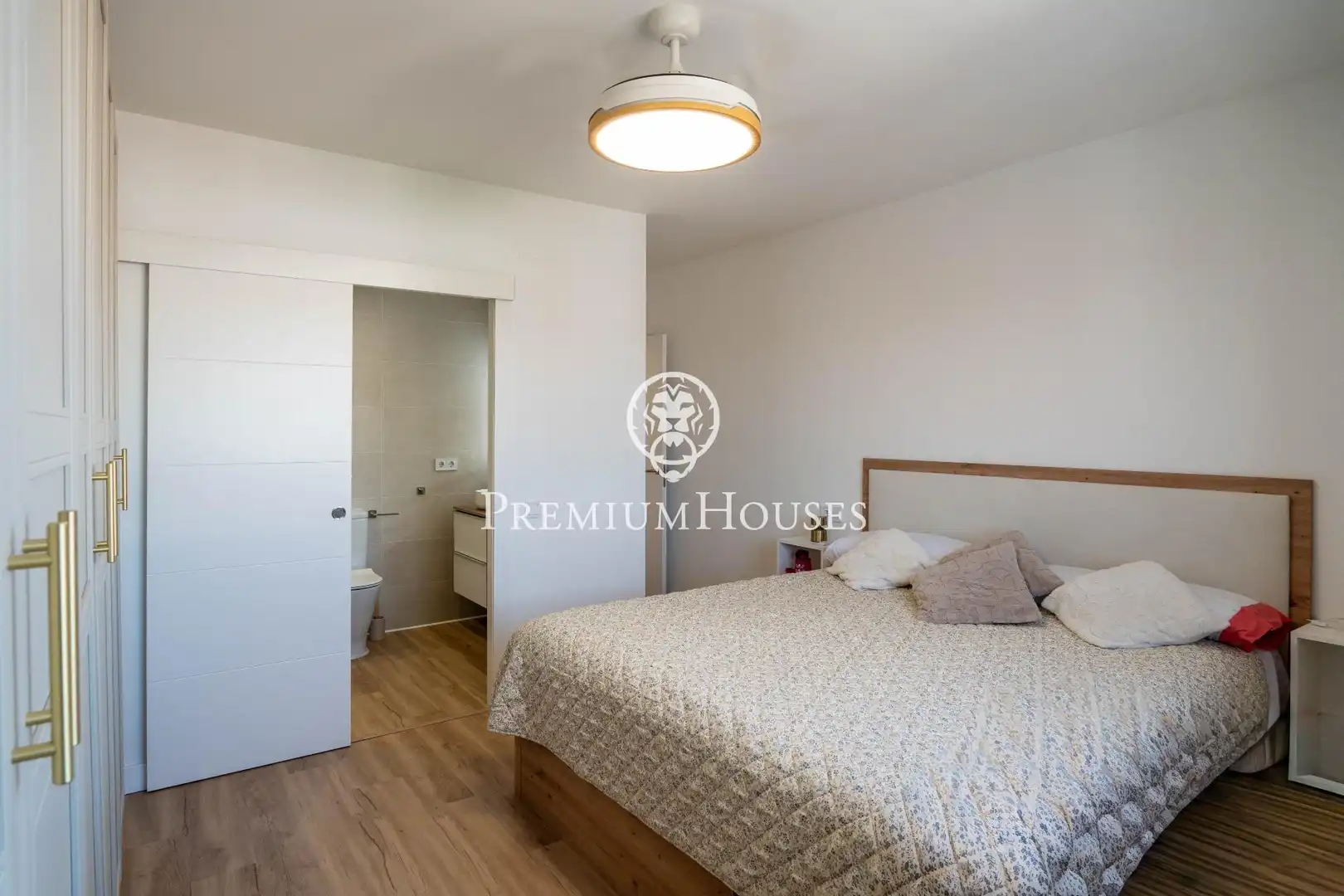 Bedroom of Detached homes for sale in Vilanova i la Geltrú  with Air Conditioner, Heating and Storage room