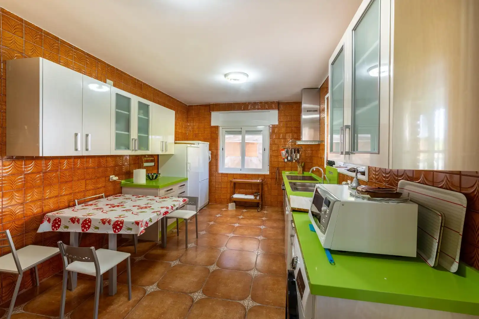 Cuina de Casa o xalet en venda en Tudela de Duero amb Calefacció, Jardí privat i Terrassa