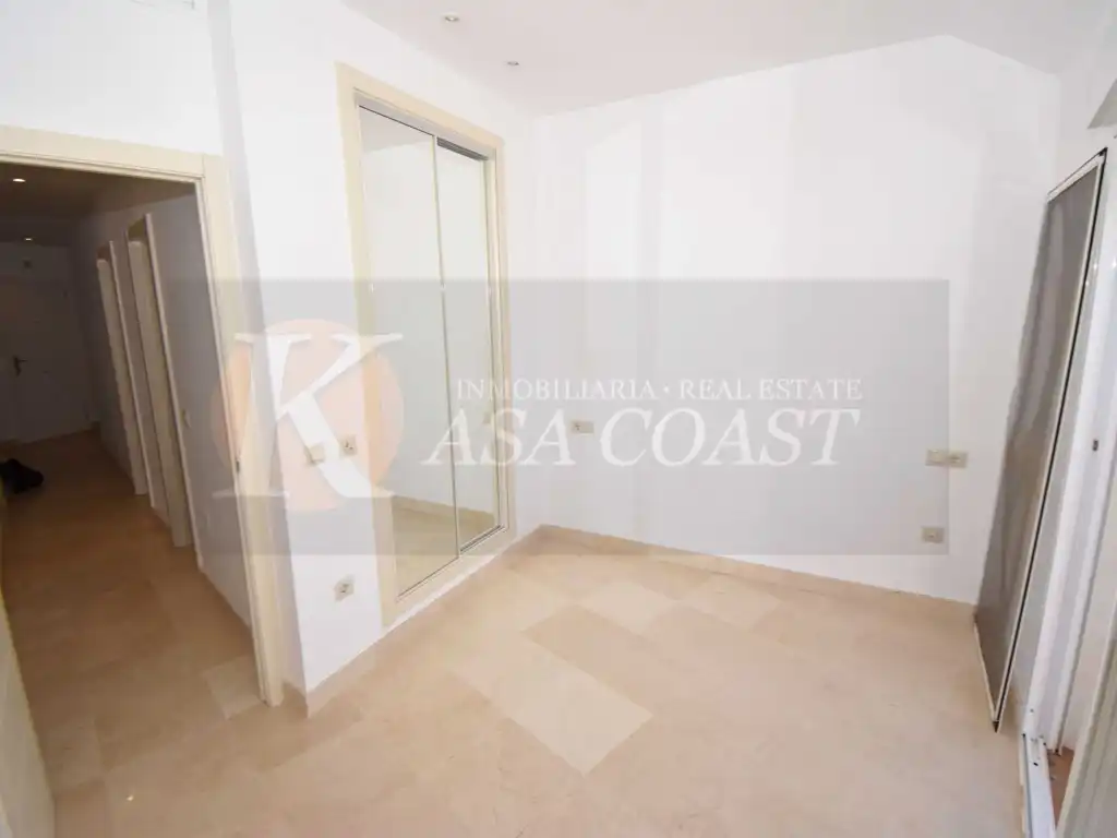 Bedroom of Attic for sale in Fuengirola  with Air Conditioner, Private garden and Terrace
