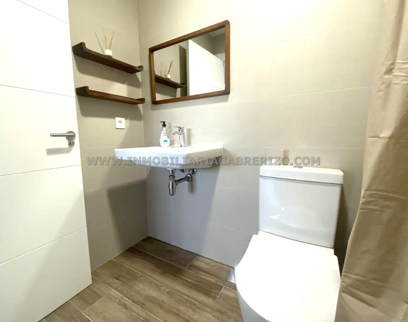 Bathroom of Flat for sale in  Pamplona / Iruña  with Heating, Parquet flooring and Terrace
