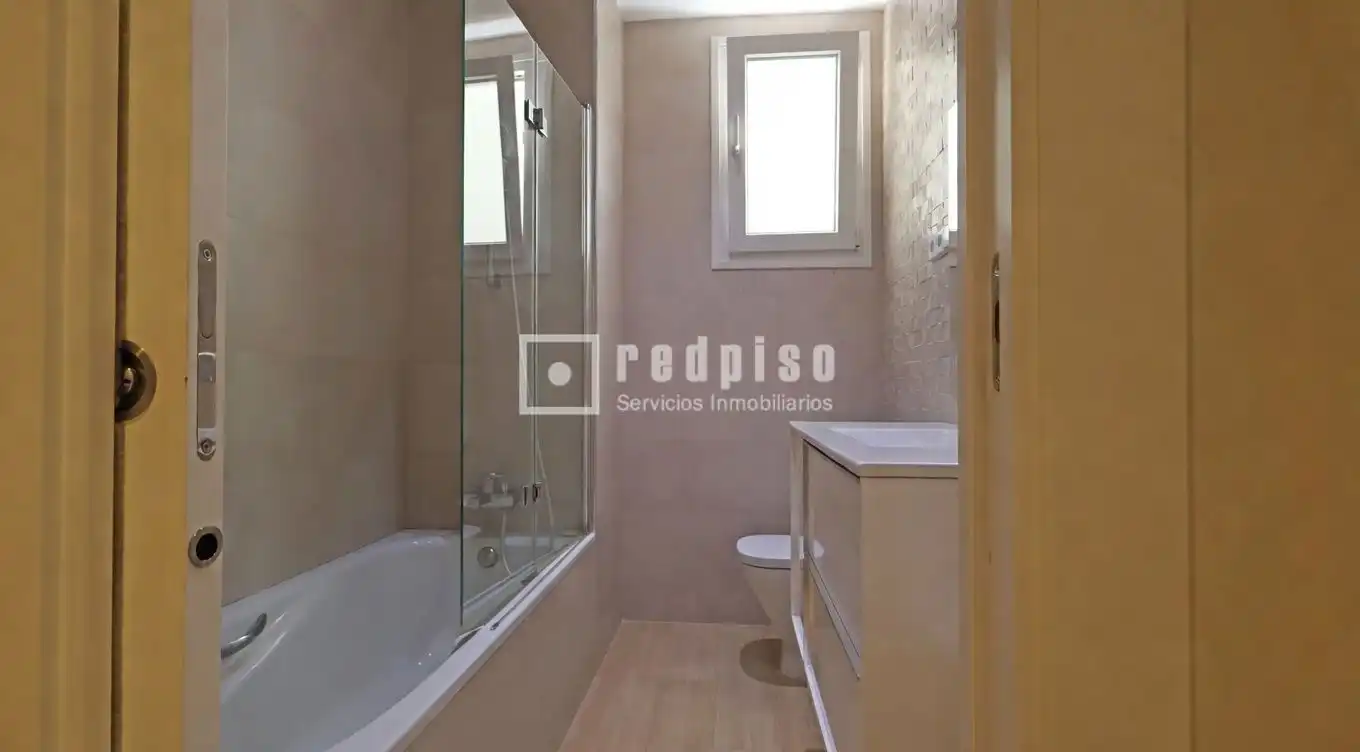 Baño de Piso de alquiler en Madrid con Aire acondicionado y Calefacción