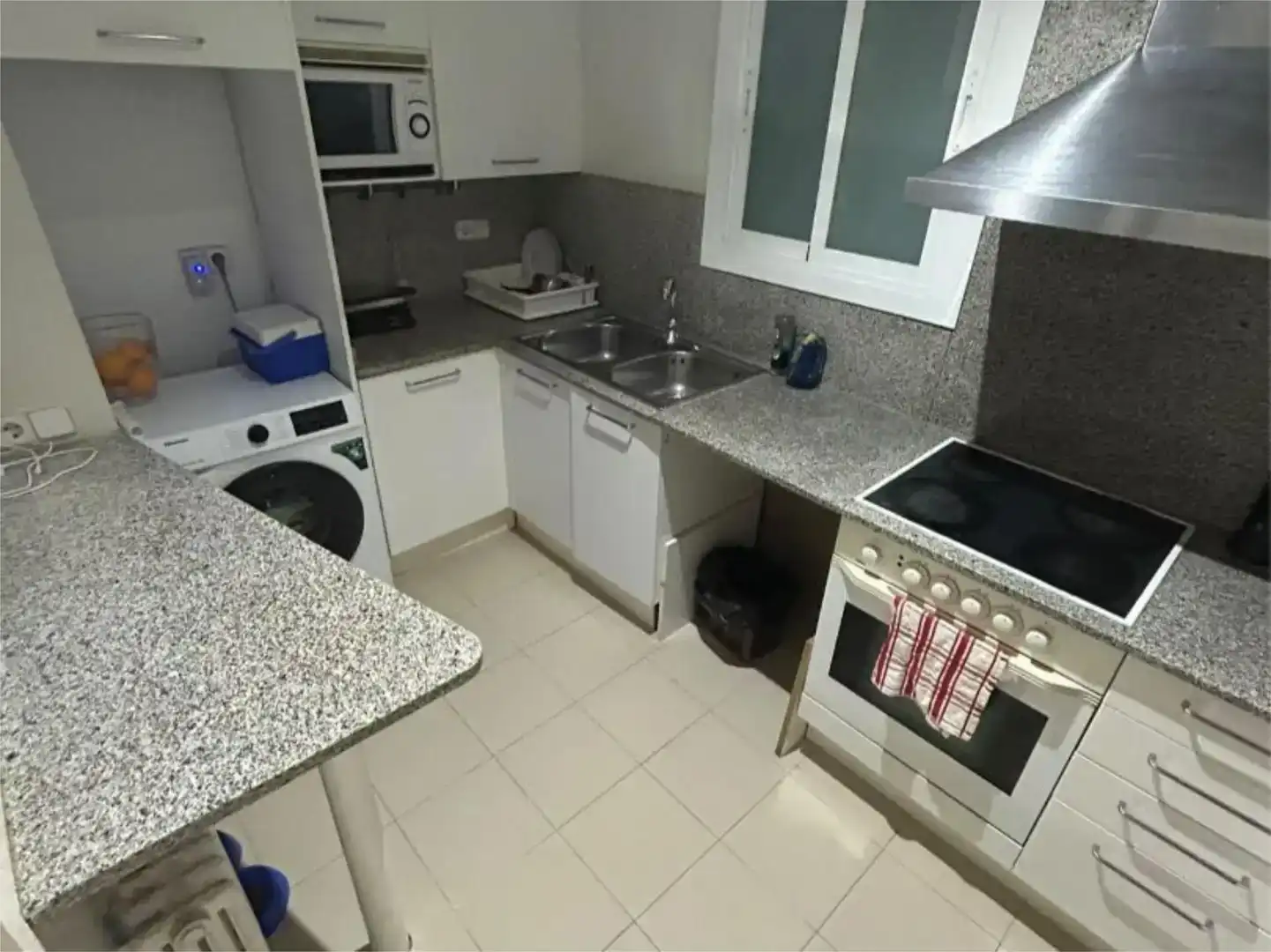 Cuina de Apartament per a compartir en Barcelona amb Parquet, Moblat i Balcó