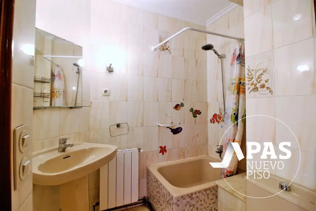 Badezimmer von Wohnung zum Verkauf in Santander mit Heizung