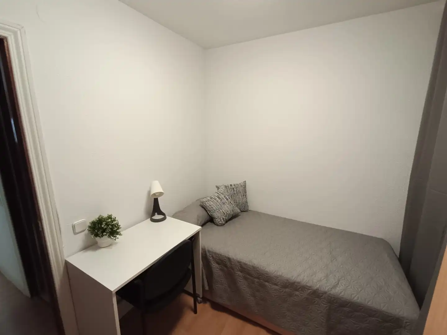 Habitación de Piso para compartir en Madrid con Amueblado, Lavadora y Microondas