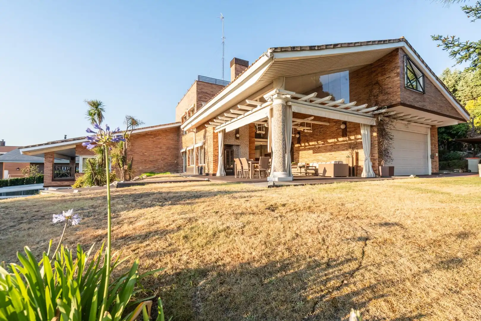 Vista exterior de Casa o xalet en venda en Las Rozas de Madrid amb Aire condicionat, Calefacció i Jardí privat