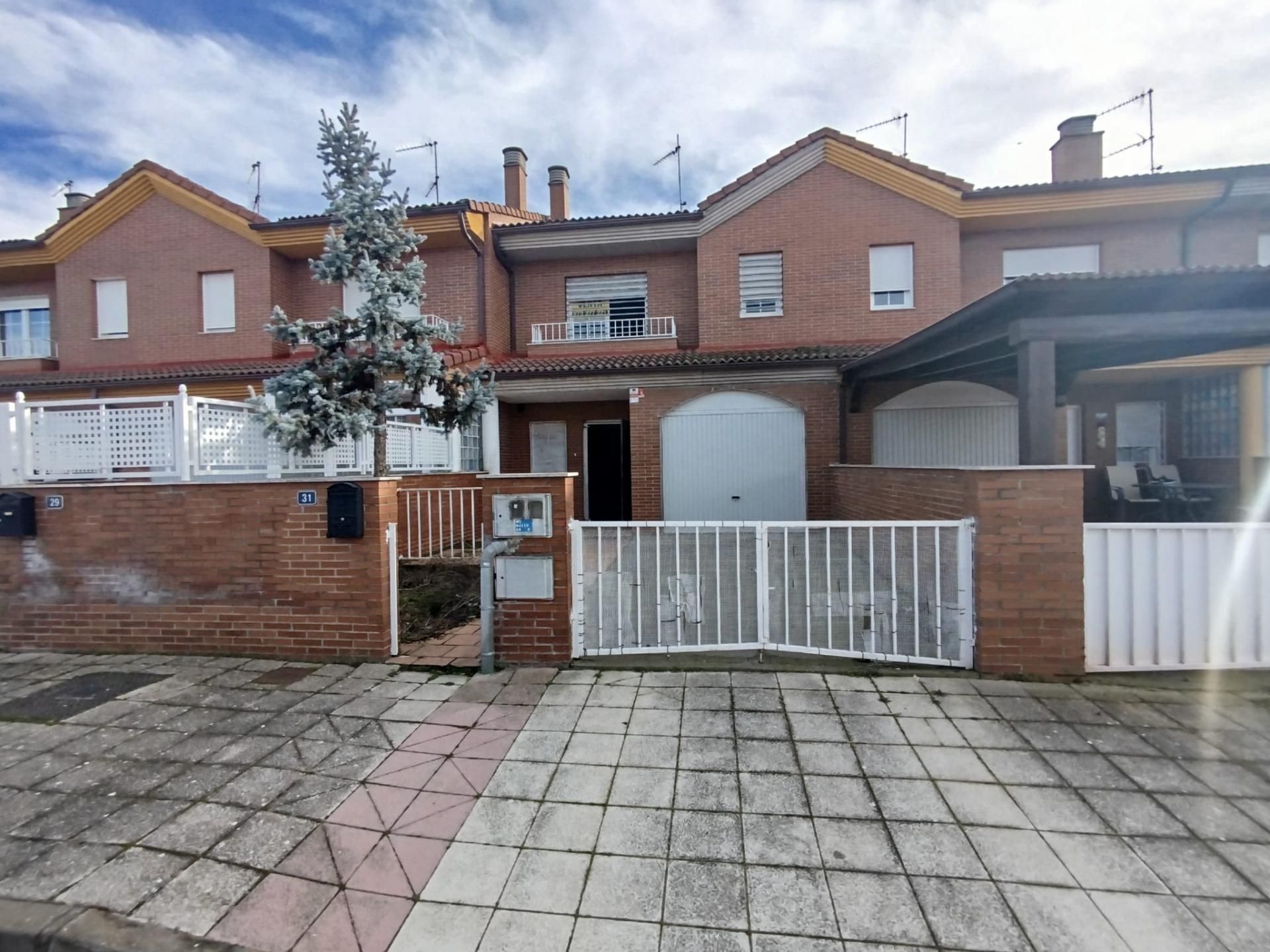 Vista exterior de Casa adosada en venda en Onzonilla