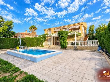 Detached house with balcony for sale in Campello pueblo