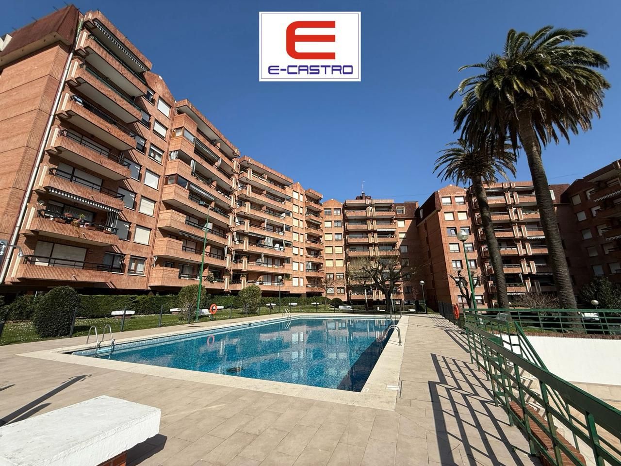 Piscina de Pis en venda en Castro-Urdiales amb Calefacció, Parquet i Terrassa