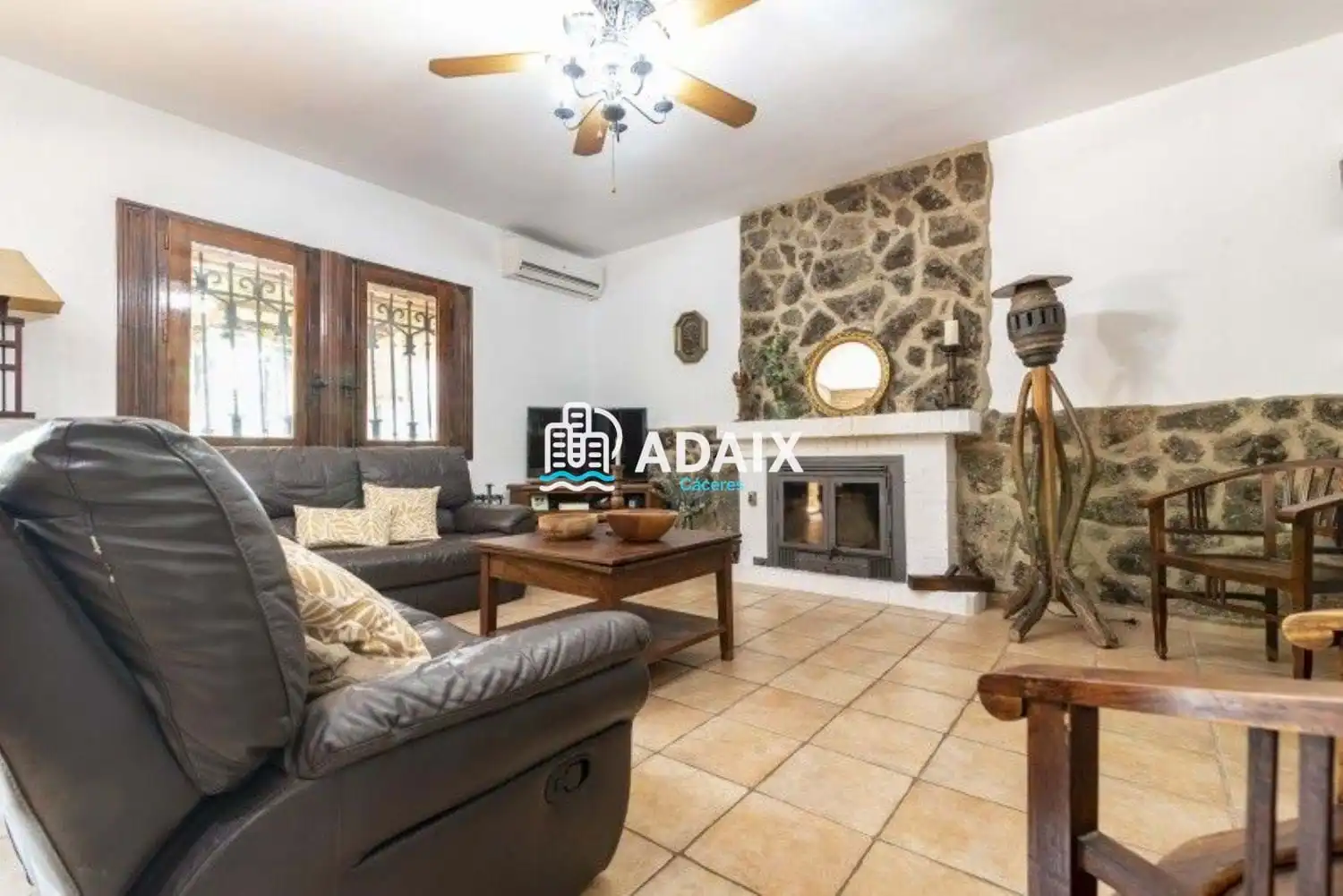 Wohnzimmer von Einfamilien-Reihenhaus zum Verkauf in Cáceres mit Klimaanlage und Terrasse