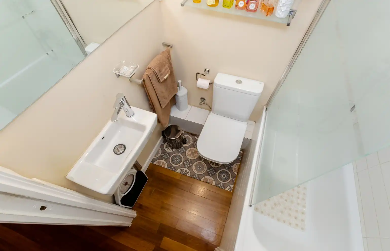 Badezimmer von Wohnung zum Verkauf in Barcelona mit Klimaanlage, Heizung und Parkett