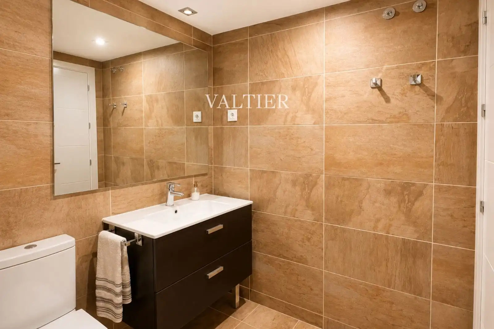 Baño de Piso de alquiler en Madrid con Aire acondicionado, Piscina y Piscina comunitaria