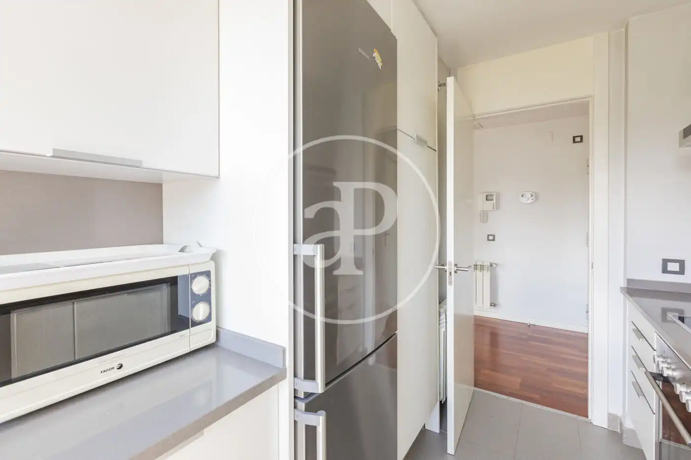 Cocina de Piso en venta en  Madrid Capital con Aire acondicionado, Calefacción y Jardín privado
