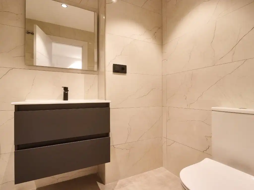 Badezimmer von Wohnung zum Verkauf in Fuengirola mit Klimaanlage, Terrasse und Ofen