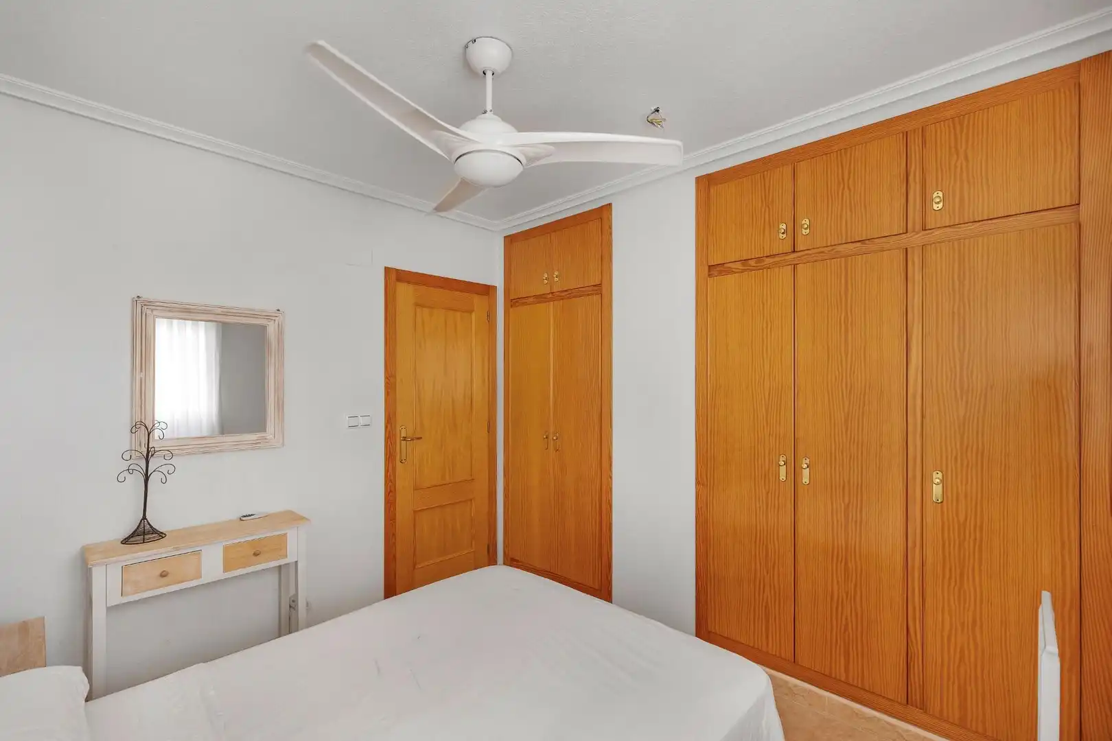 Habitación de Apartamento en venta en Torrevieja con Piscina, Amueblado y Microondas