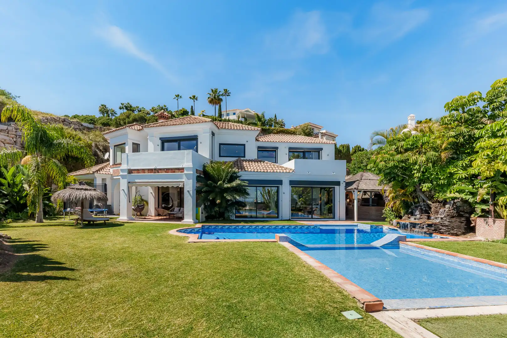 House with pool for sale in Marbella Centro