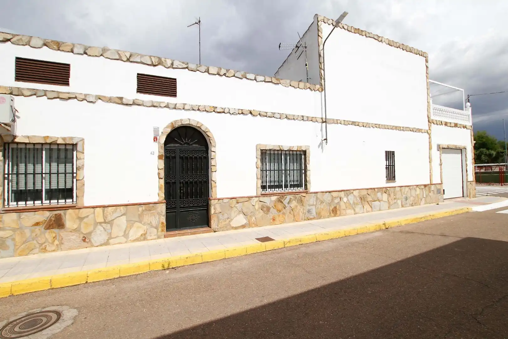 Exterior view of Houses for sale in Puebla de la Calzada  with Air Conditioner, Terrace and Storage room