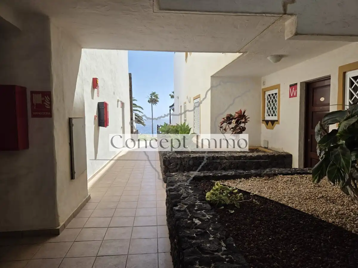 Vista exterior de Piso en venta en Arona con Terraza, Alarma y Piscina comunitaria