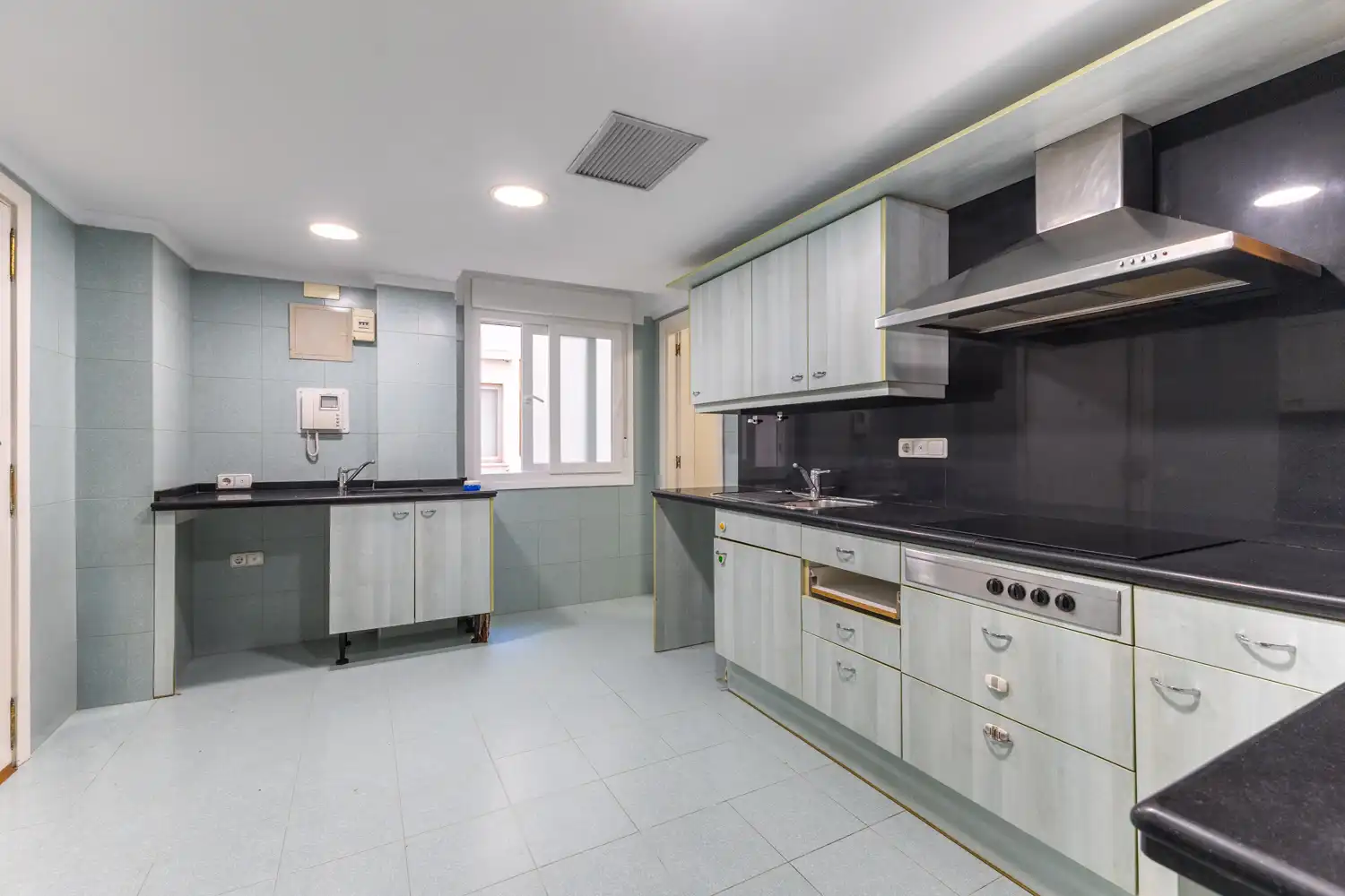 Kitchen of Flat for sale in Valencia  with Air Conditioner, Heating and Balcony