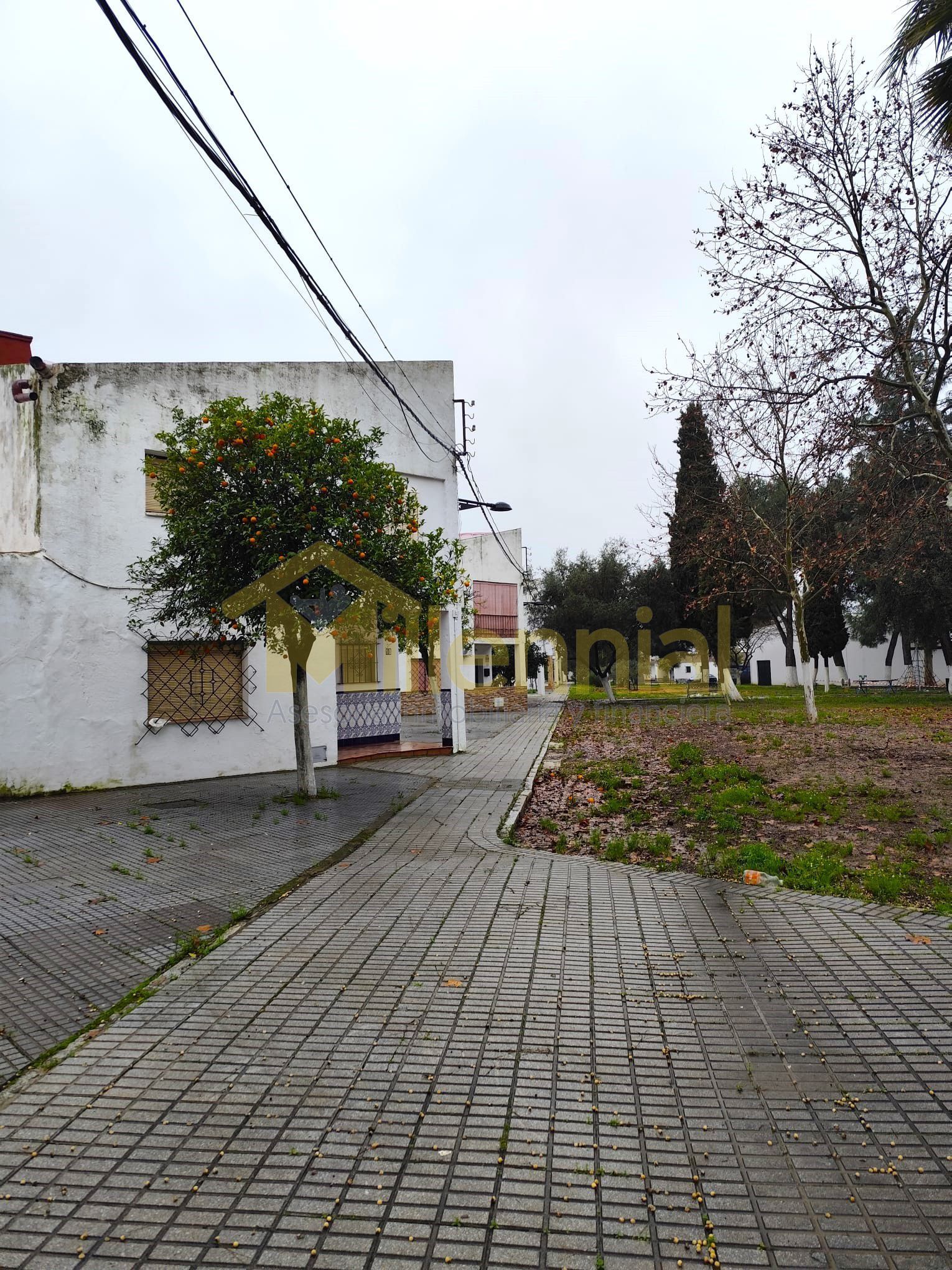 Außenansicht von Residential zum Verkauf in Lora del Río