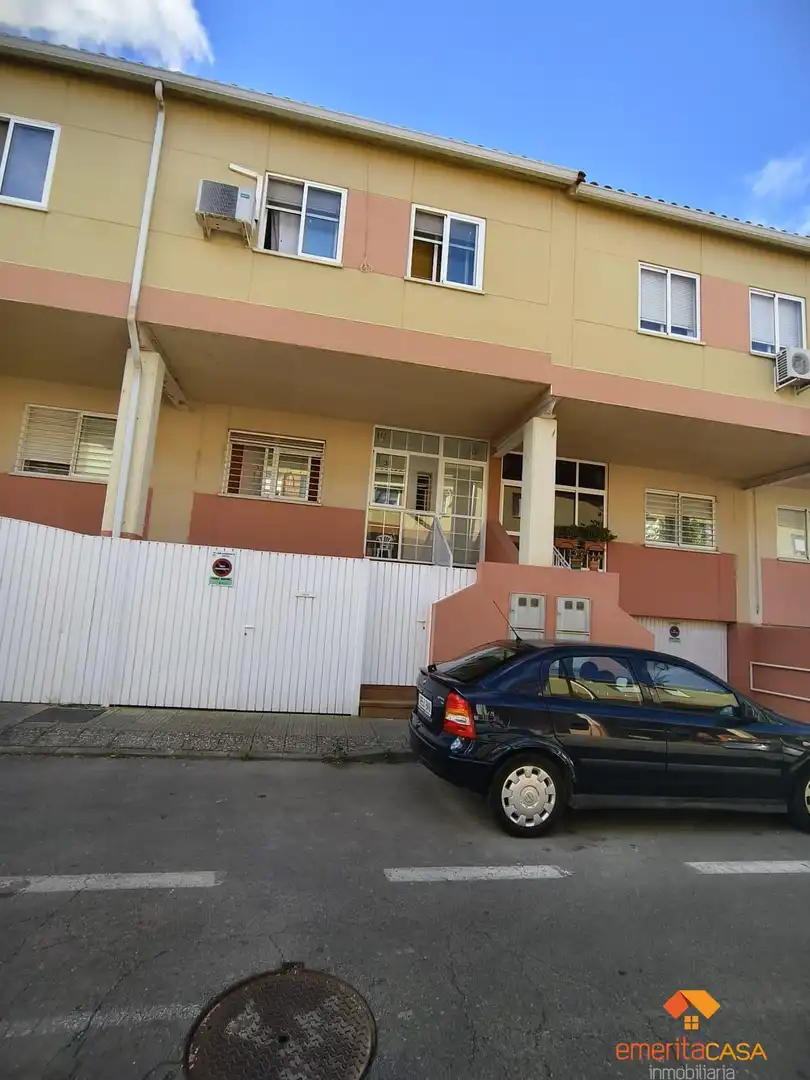 Vista exterior de Casa o xalet en venda en Cáceres amb Aire condicionat, Calefacció i Traster