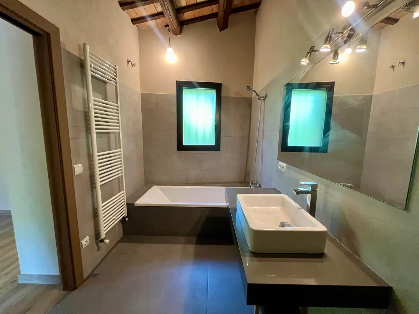 Badezimmer von Country house zur Miete in Fornells de la Selva mit Heizung, Privatgarten und Ofen
