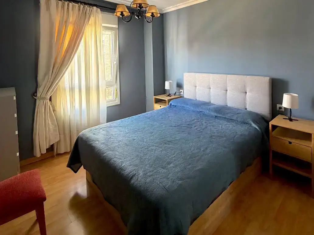 Dormitori de Pis de lloguer en Béjar amb Parquet, Moblat i Balcó