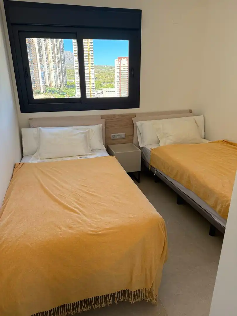 Schlafzimmer von Wohnungen zur Miete in Benidorm mit Klimaanlage, Heizung und Privatgarten