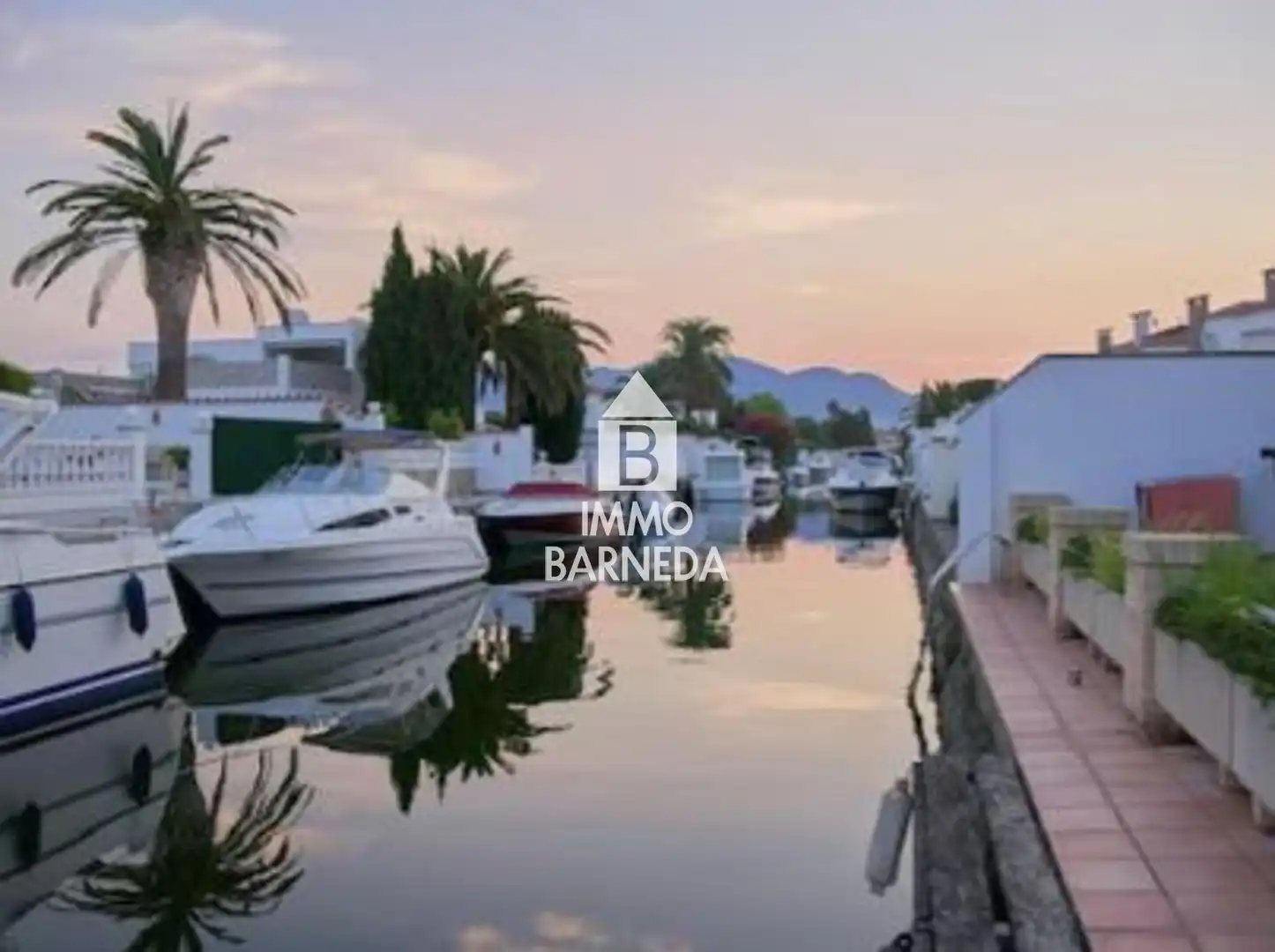Vista exterior de Casa o xalet en venda en Empuriabrava amb Aire condicionat, Calefacció i Jardí privat
