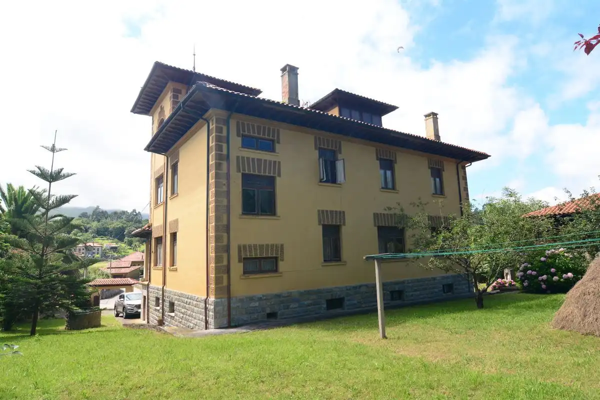 Vista exterior de Casa o xalet en venda en Llanes amb Calefacció, Jardí privat i Traster