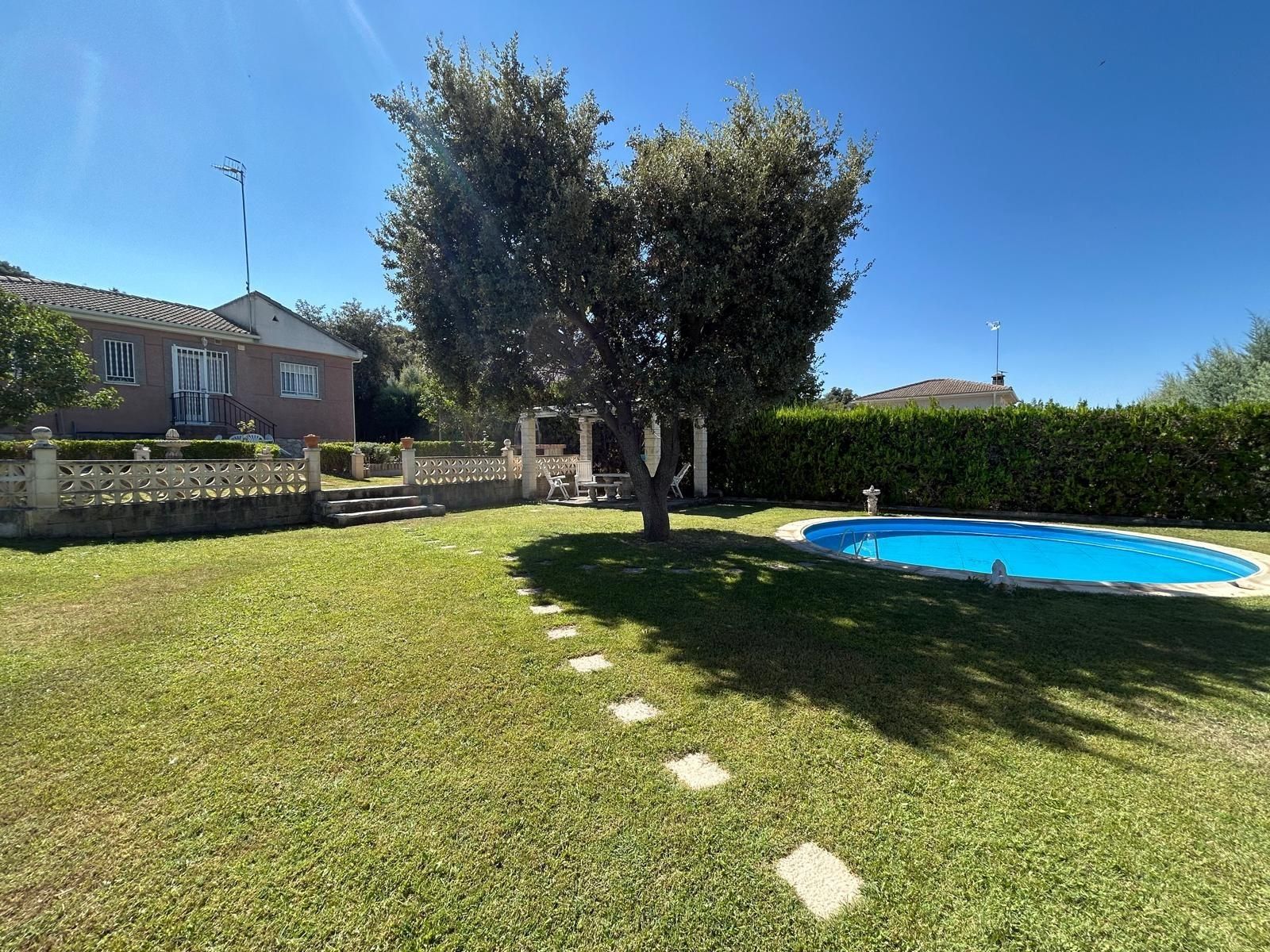 Jardí de Casa o xalet en venda en Fuentenovilla amb Calefacció, Jardí privat i Piscina