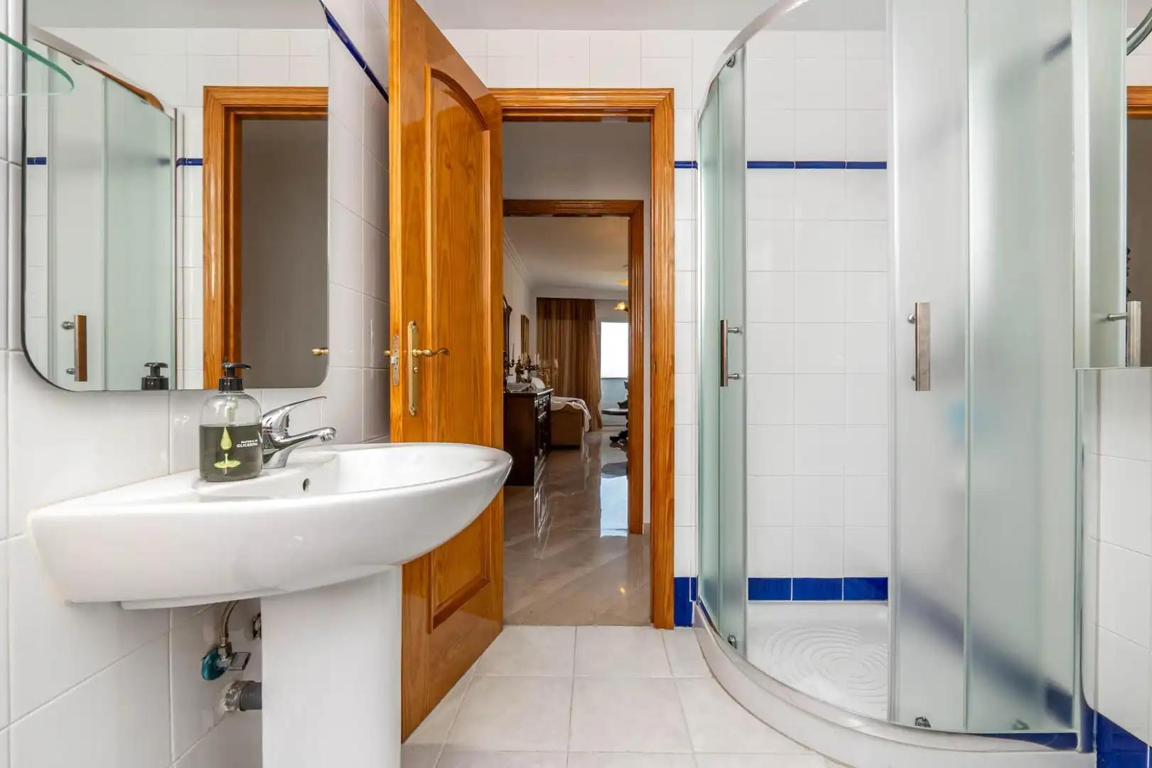 Bathroom of Flat for sale in Granada  with Air Conditioner, Furnished and Balcony