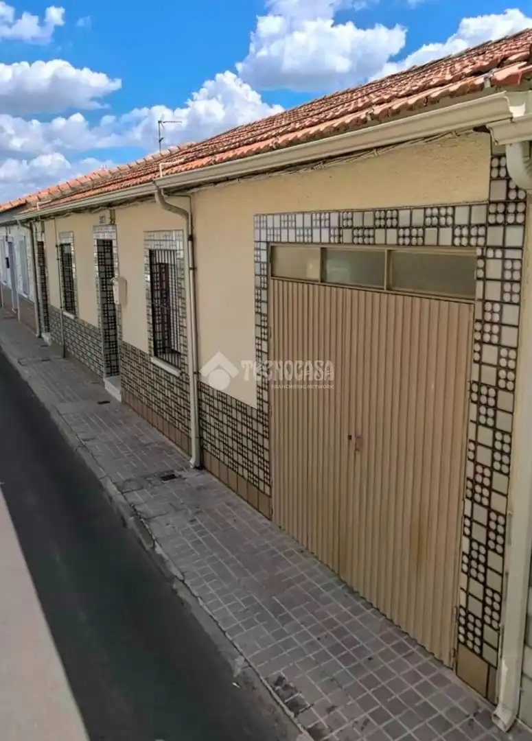 Außenansicht von Einfamilien-Reihenhaus zum Verkauf in Puertollano