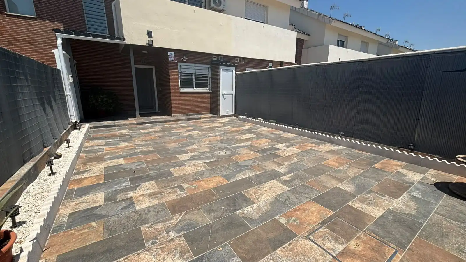 Terrassa de Casa adosada en venda en Huévar del Aljarafe amb Aire condicionat, Traster i Alarma