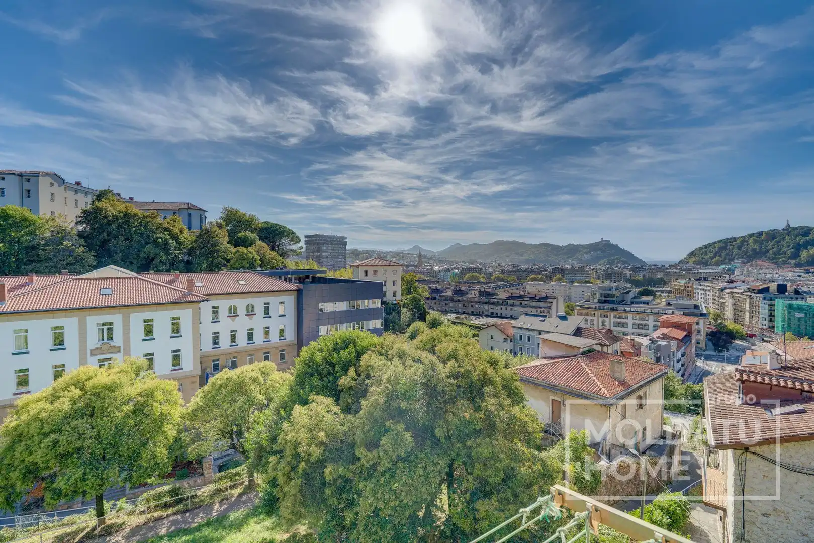 Vista exterior de Pis en venda en Donostia - San Sebastián  amb Calefacció i Jardí privat