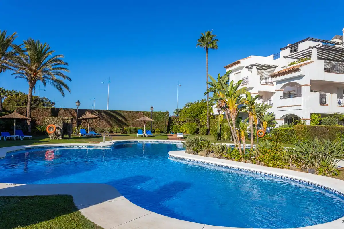 Schwimmbecken von Wohnung zum Verkauf in Marbella mit Klimaanlage, Privatgarten und Terrasse
