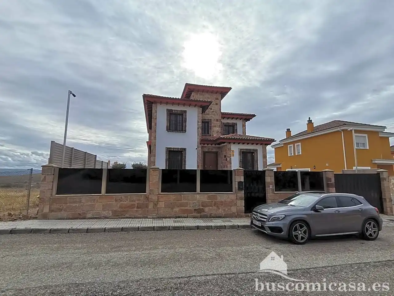 Vista exterior de Casa o xalet en venda en Linares amb Aire condicionat, Calefacció i Terrassa