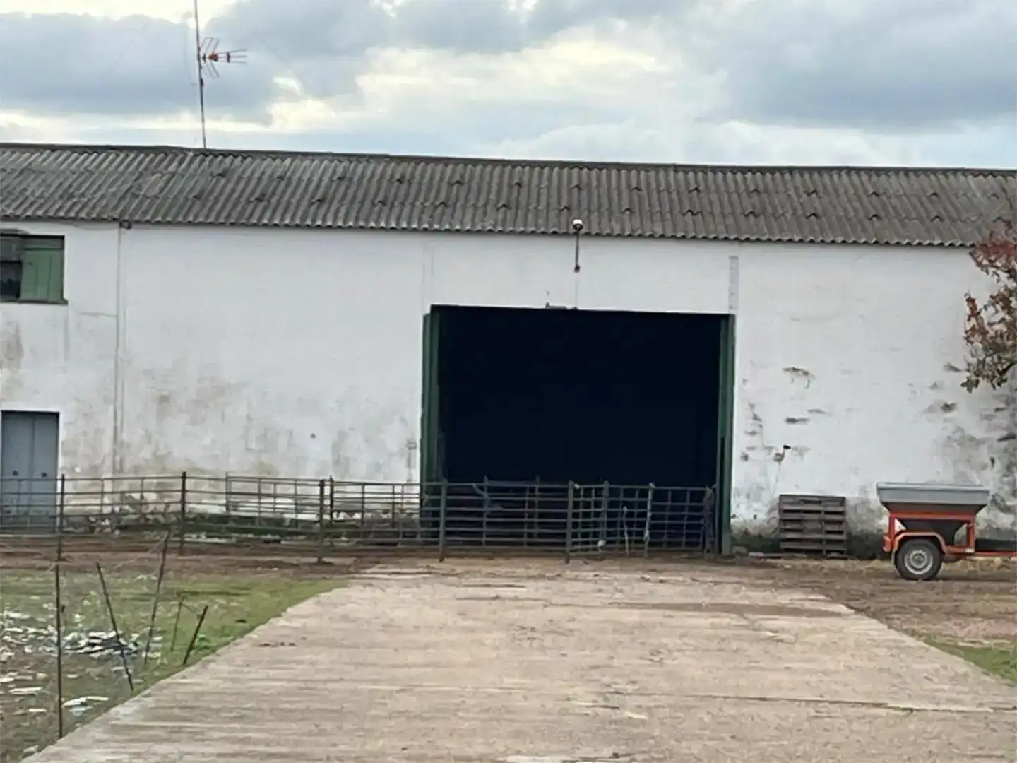 Vista exterior de Finca rústica en venda en La Albuera amb Piscina