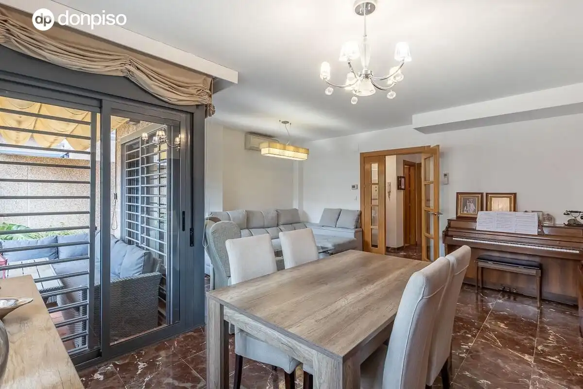 Sala de estar de Casa adosada en venta en Armilla con Calefacción, Terraza y Amueblado