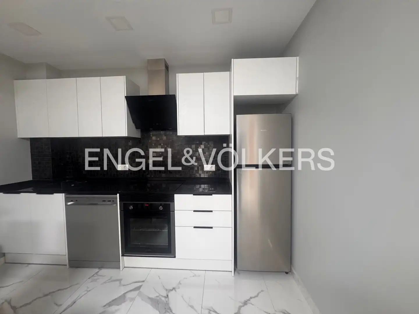 Cuina de Apartament de lloguer en Valencia amb Aire condicionat, Calefacció i Moblat