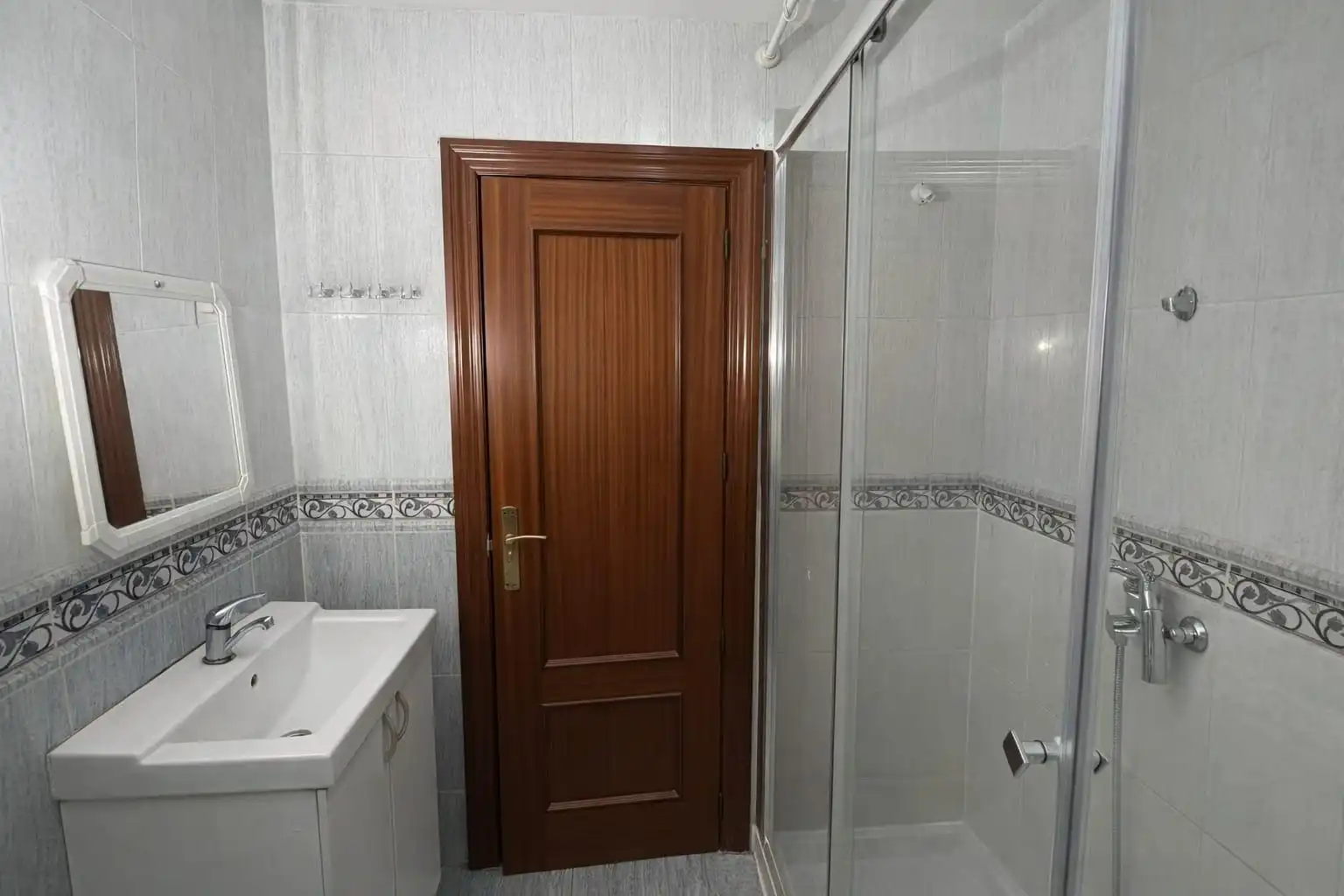Baño de Piso en venta en Parla con Calefacción y Terraza