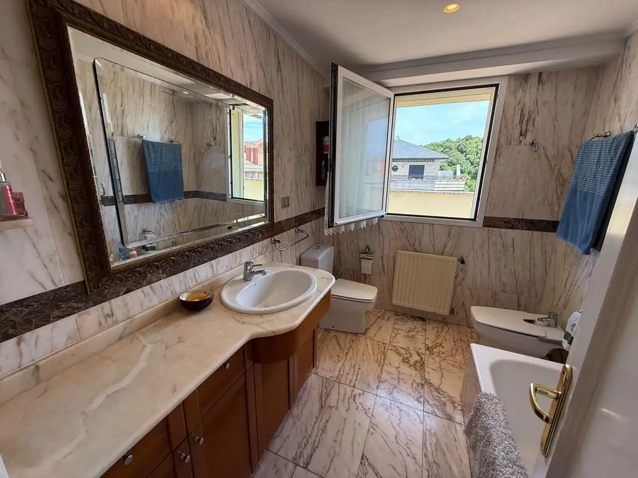 Baño de Ático en venta en Castro-Urdiales con Calefacción, Parquet y Terraza