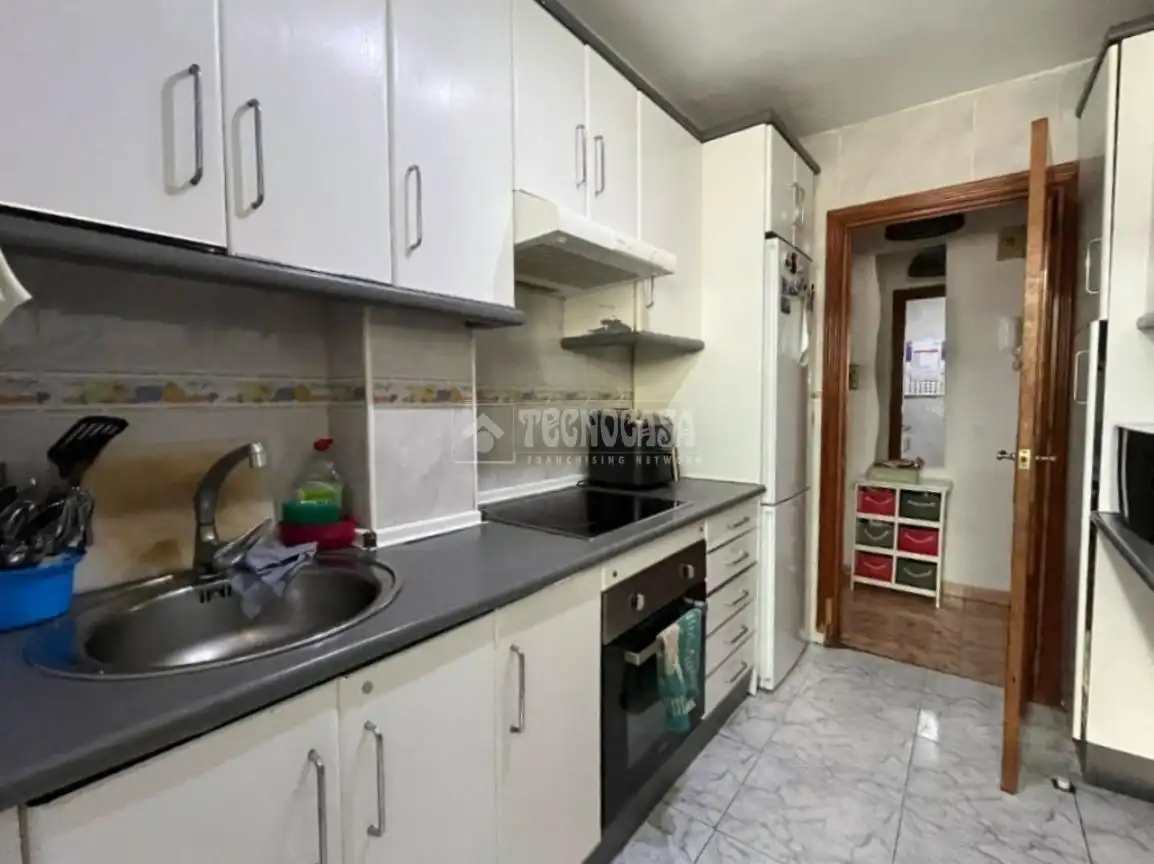 Cocina de Piso en venta en Alcalá de Henares con Calefacción y Balcón