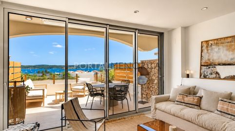 Espacios generosos y vistas privilegiadas sobre la bahía de Fornells