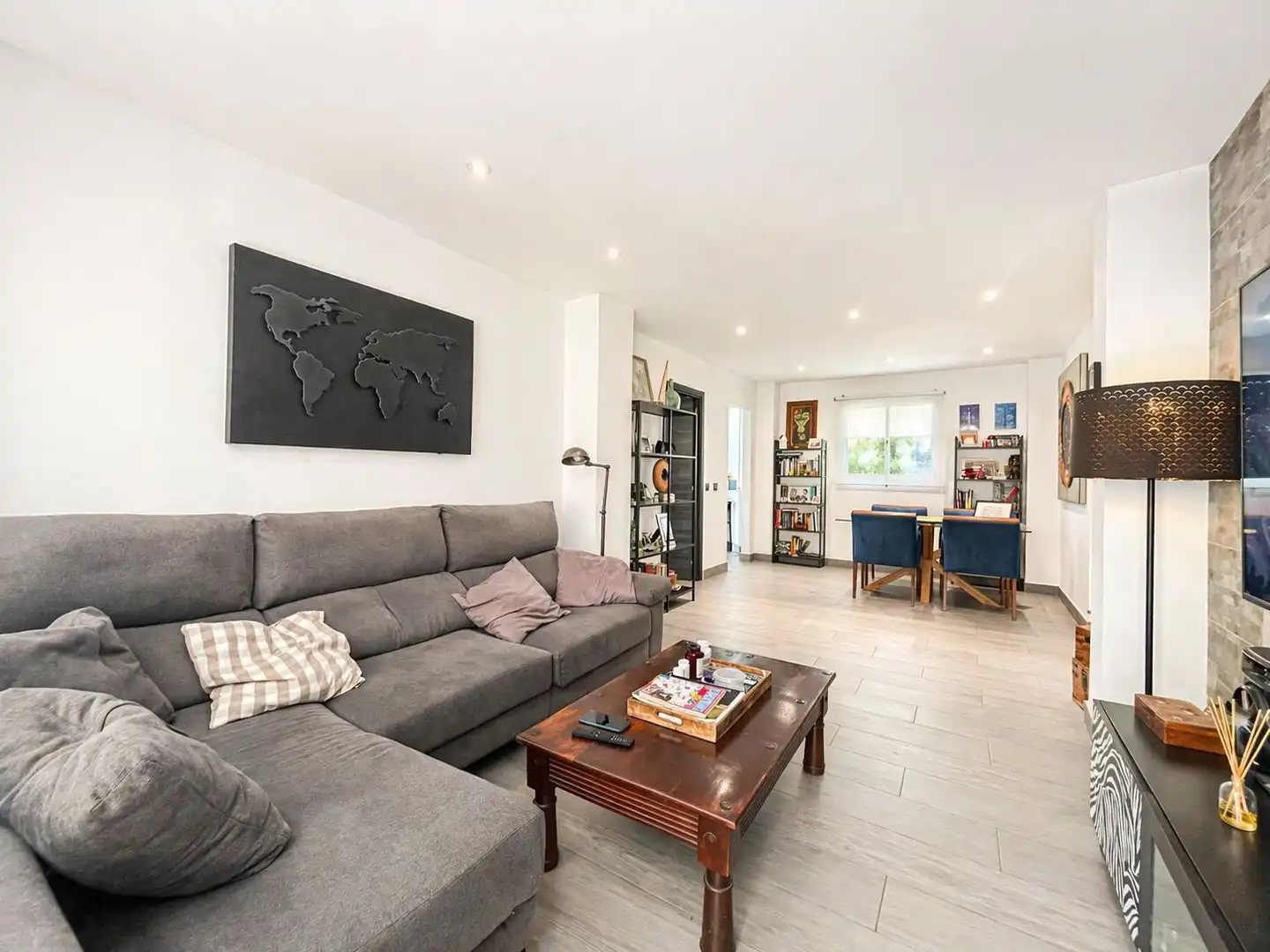 Wohnzimmer von Wohnung zum Verkauf in Sotogrande mit Klimaanlage, Terrasse und Abstellraum