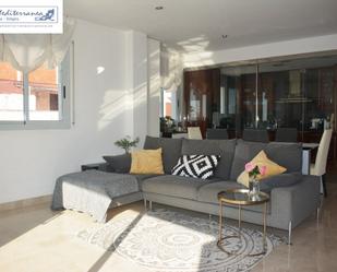 Sala d'estar de Pis de lloguer en Vilanova i la Geltrú amb Aire condicionat i Balcó