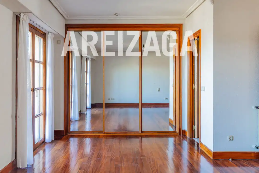 Dormitori de Casa o xalet en venda en Donostia - San Sebastián  amb Calefacció, Jardí privat i Terrassa