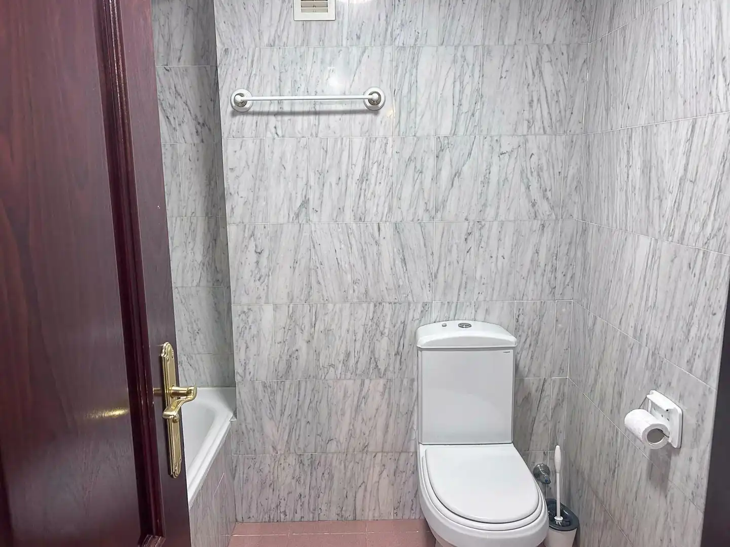 Badezimmer von Wohnung zur Miete in Sevilla mit Klimaanlage, Terrasse und Möbliert