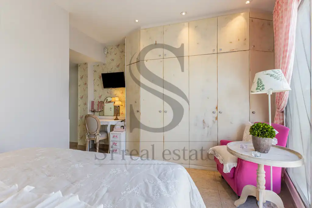 Schlafzimmer von Dachboden zum Verkauf in Barcelona mit Heizung, Terrasse und Abstellraum