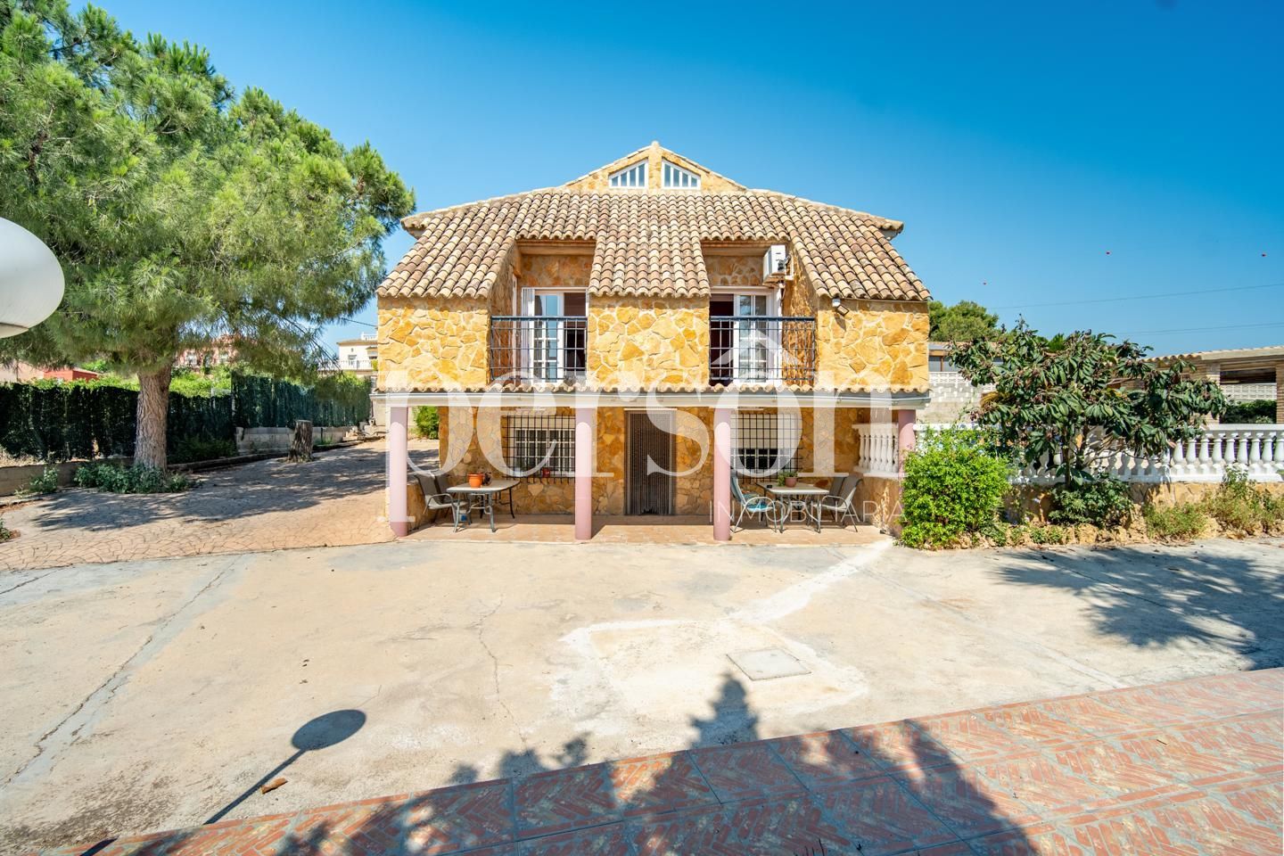 Vista exterior de Casa o xalet en venda en Riba-roja de Túria amb Aire condicionat, Jardí privat i Terrassa